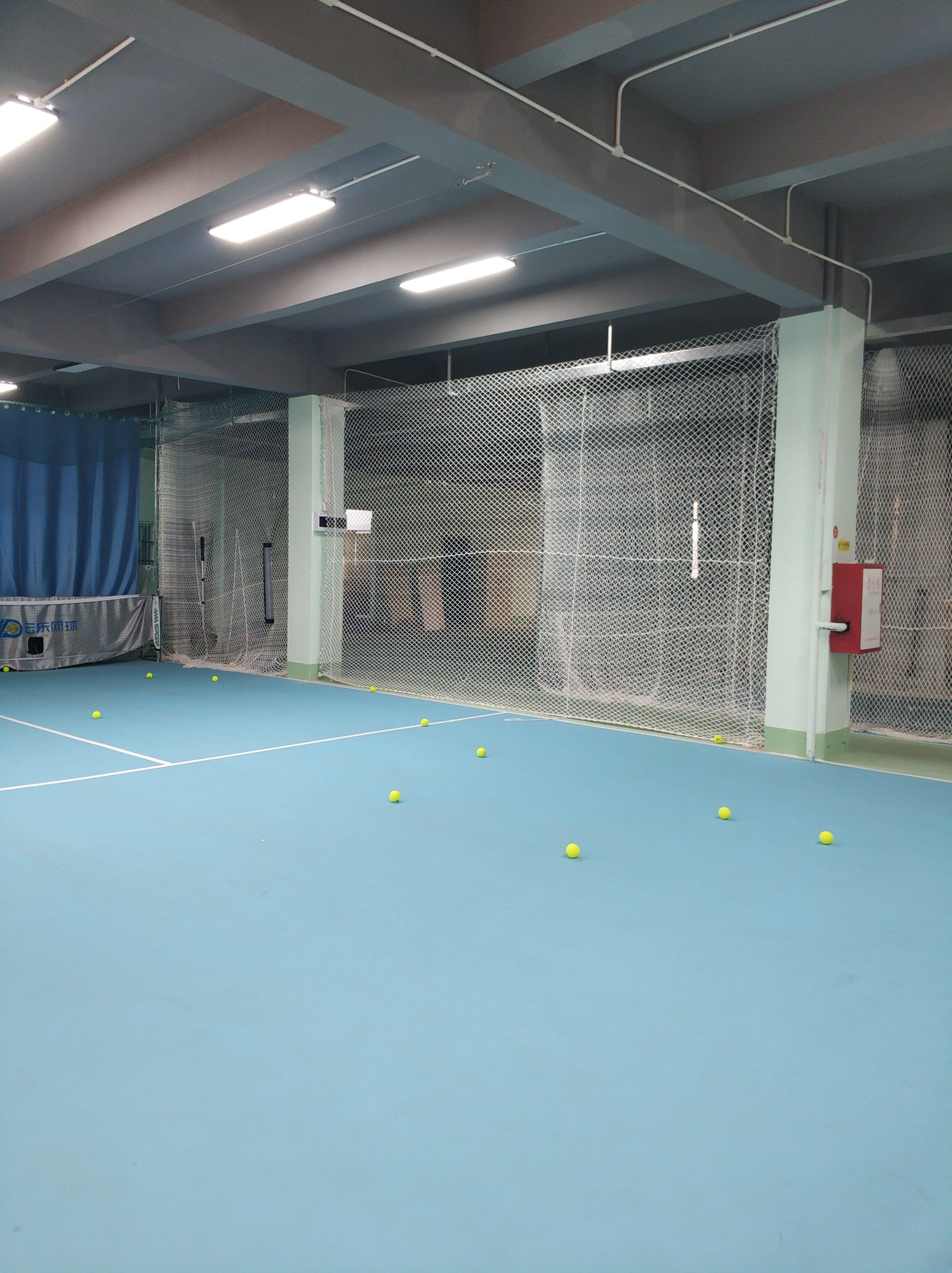 更是对他背 更是对他背